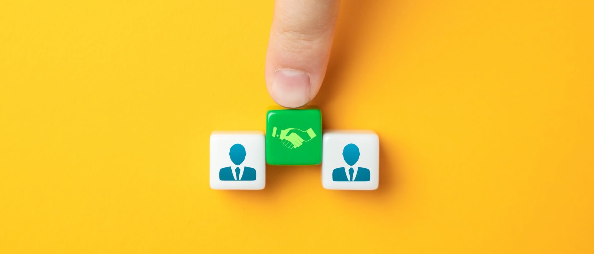Finger verbindet zwei Personen-Symbole mit einem Kommunikationssymbol als Zeichen für Austausch und Vernetzung