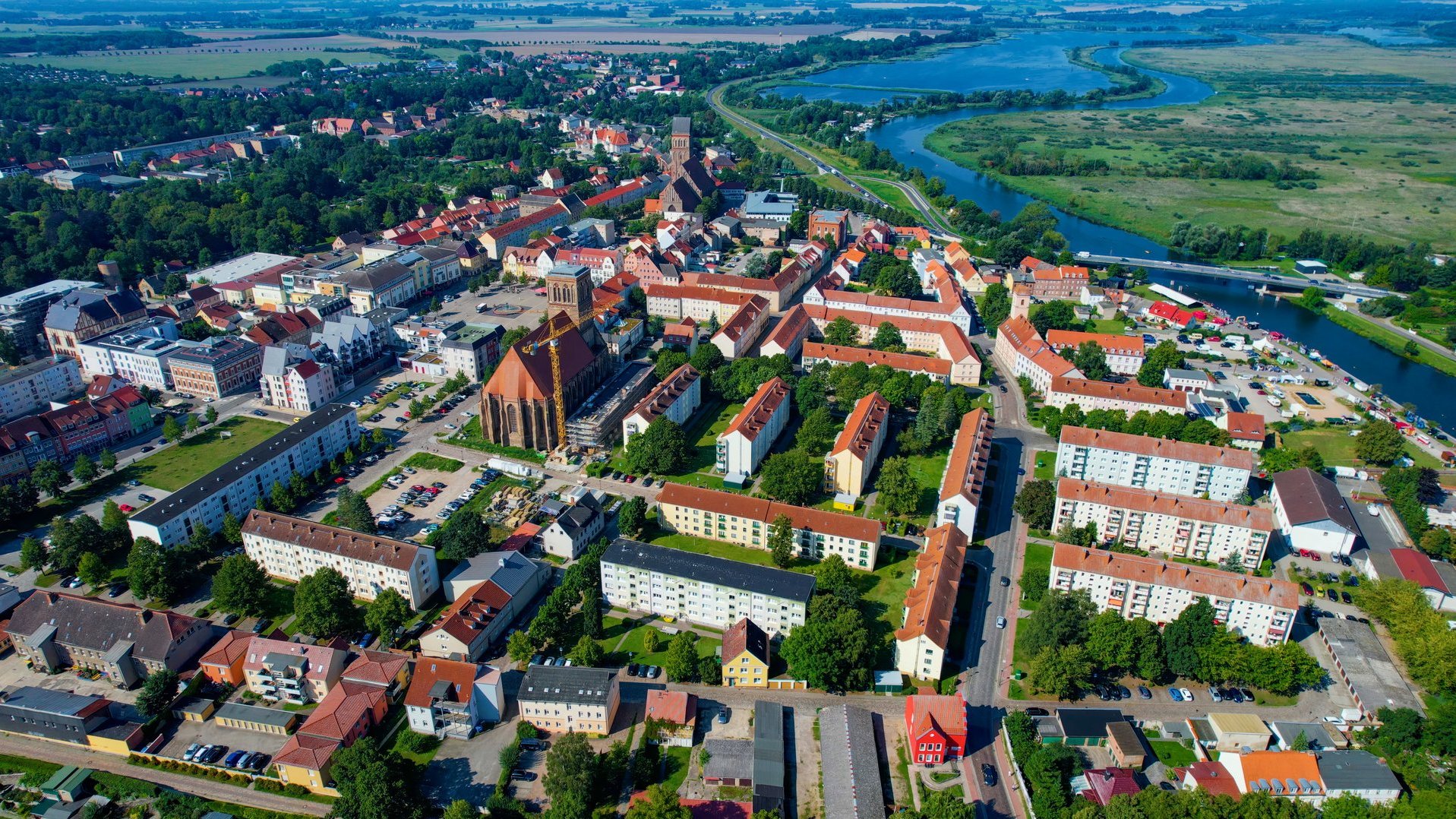 Panoramabild von der Innenstadt in Anklam, Gebäude Natur und ein Fluss sind zu sehen