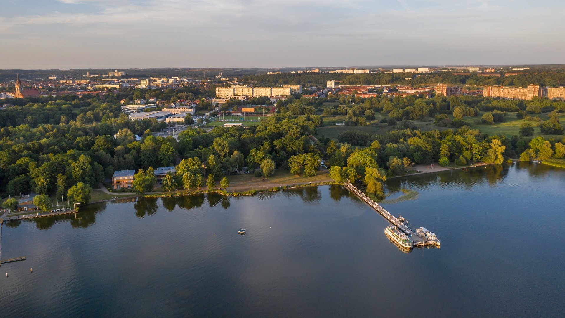 Panoramabild von Neubrandenburg, man sieht Gebäude verschiedener Viertel & die Natur vom Kulturpark