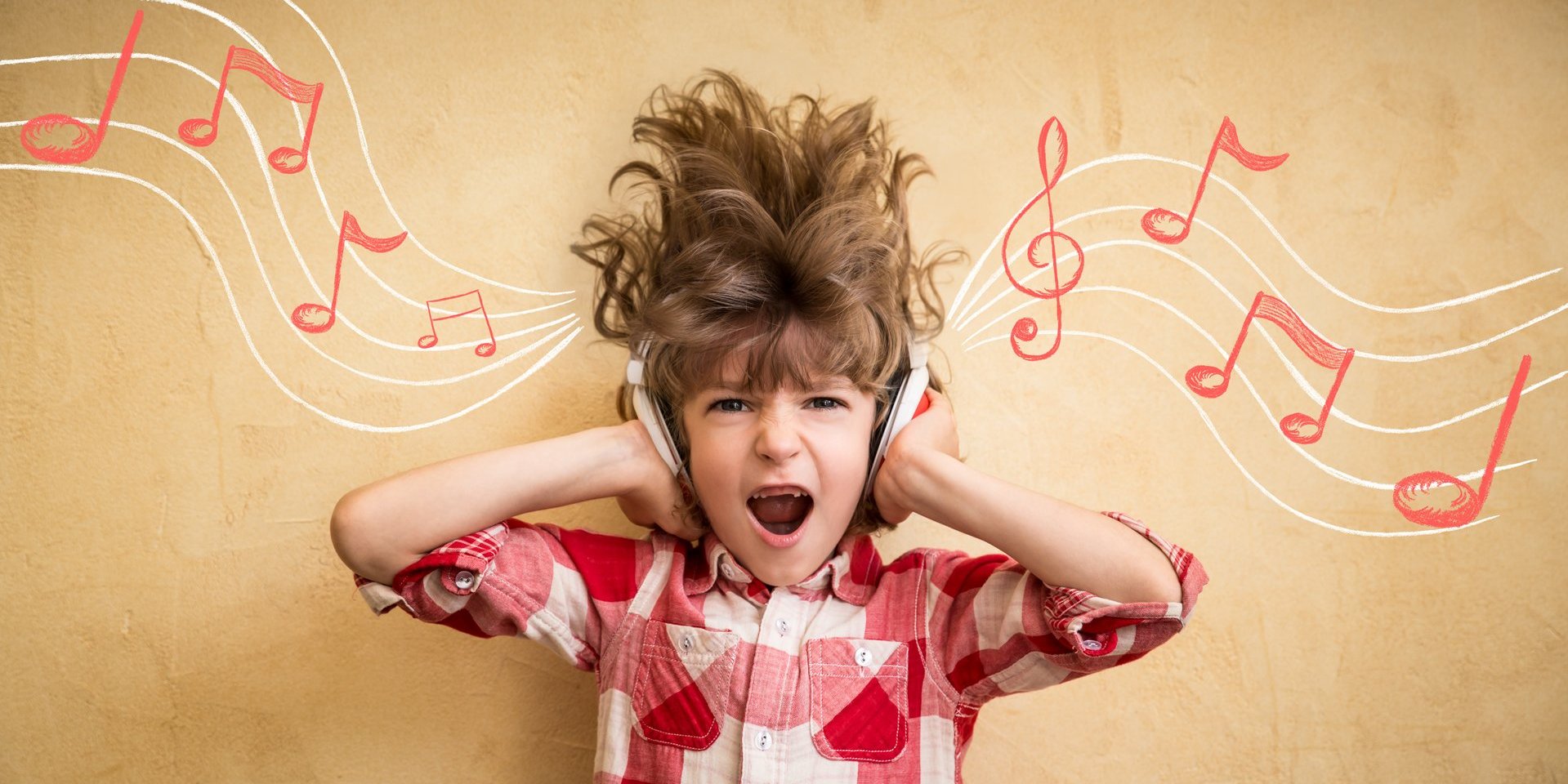 Kind hält sich die Ohren zu, während Musiknoten im Hintergrund dargestellt sind