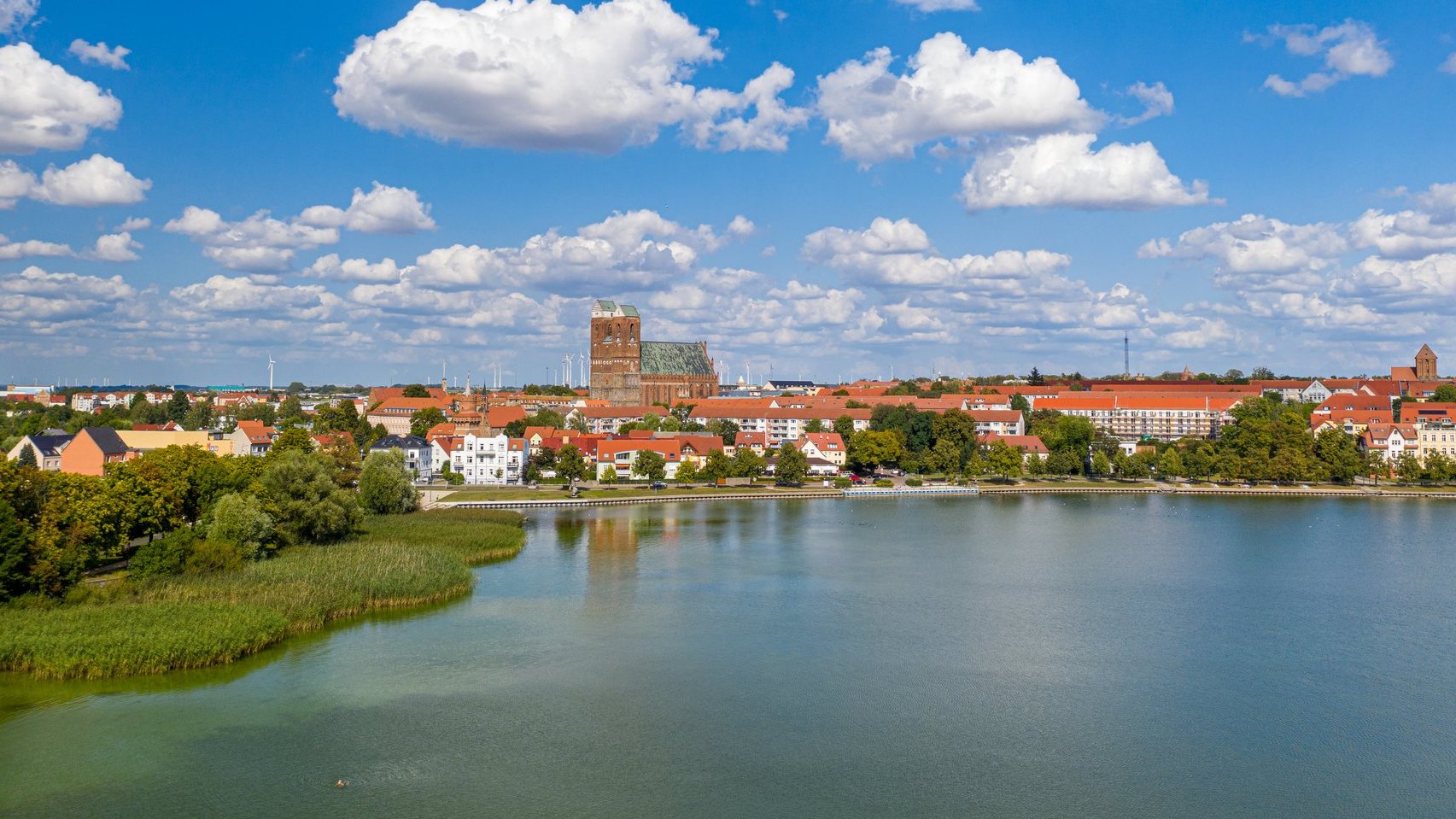 Panoramabild von Prenzlau mit Gebäuden, Bäumen und einen See