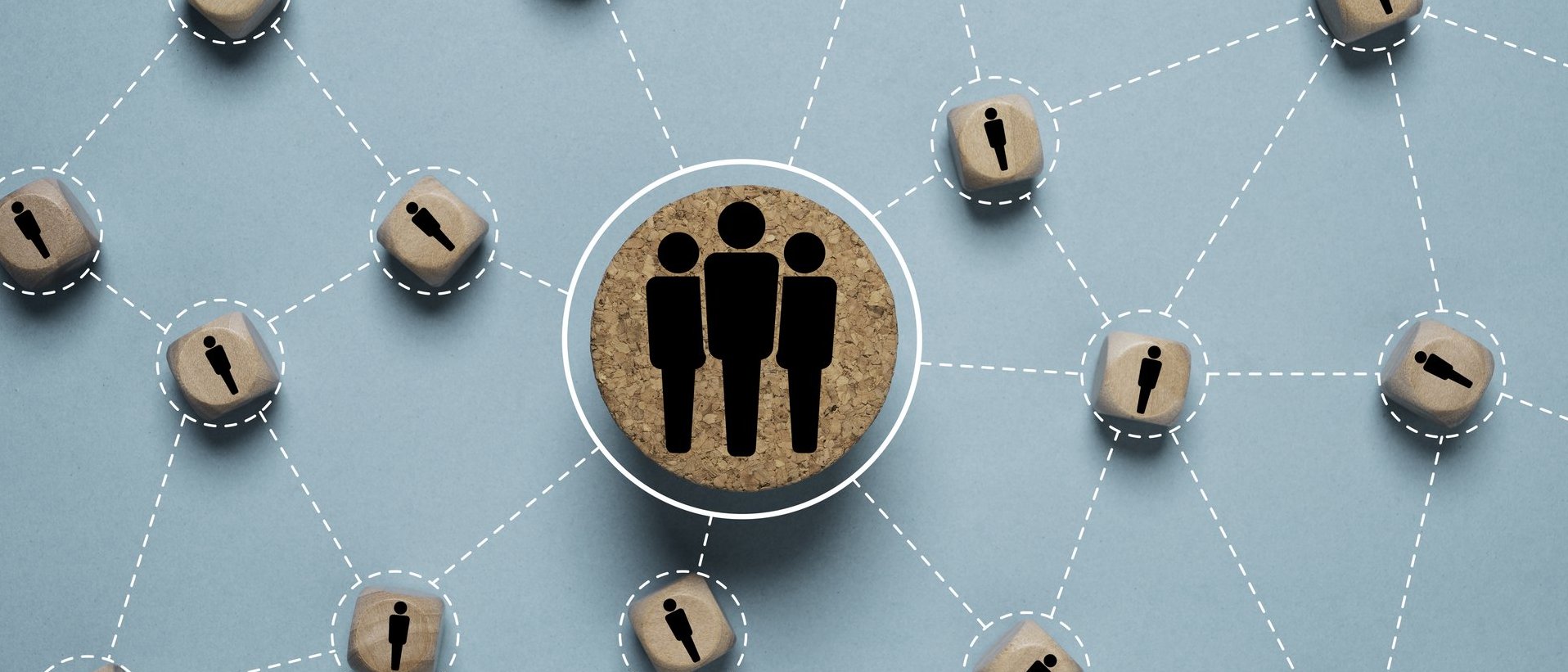Symbolische Darstellung eines vernetzten Teams mit einer hervorgehobenen Personengruppe im Zentrum