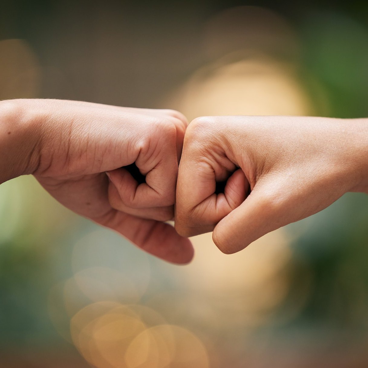 Zwei Fäuste geben sich ein "Fistbump"